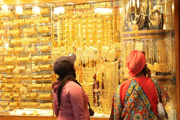 بريق الذهب والمجوهرات والألماس يجذب المتسوقين خلال مهرجان دبي للتسوق