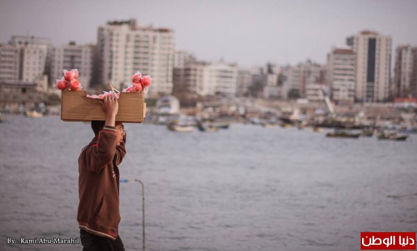 طفل يبيع السعادة