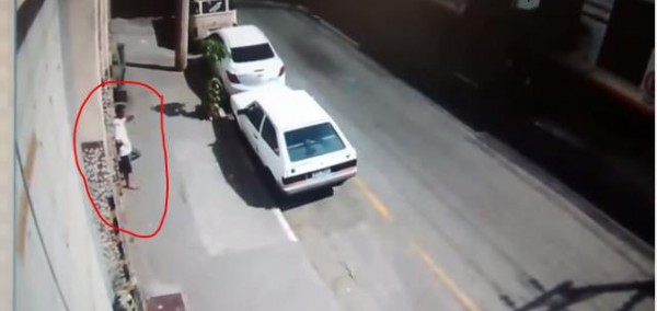 حاول سرقة السيارة فجأته صفعة قوية من الخلف