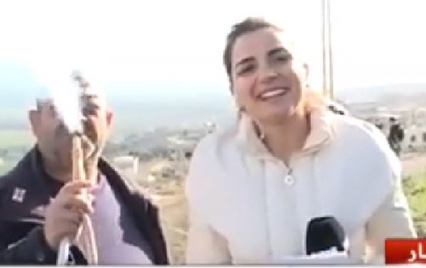 بالفيديو: اللبنانيون يحتفلون "بالأرجيلة" على الحدود مع اسرائيل