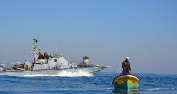 الزوارق الحربية تستهدف مراكب الصيادين قبالة سواحل غزة