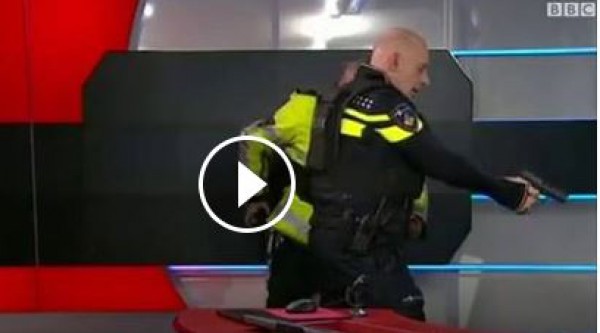 فيديو: اقتحام رجل لقناة تلفزيونية والقبض عليه