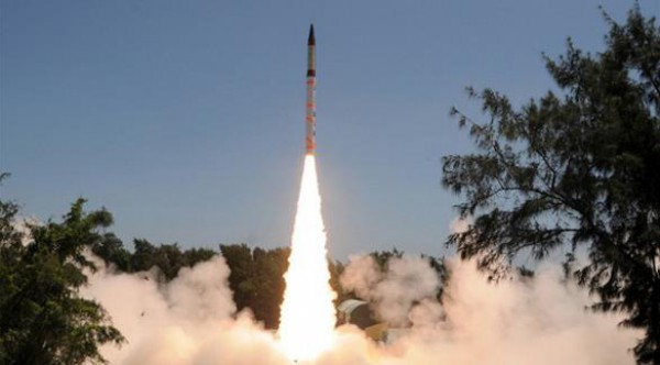 الهند تختبر صاروخاً يصل مداه إلى الصين وأوروبا