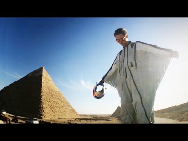 رياضي ريد بُل ينفذ قفزة تاريخية فوق أهرامات الجيزة لتشجيغ السياحة فى مصر