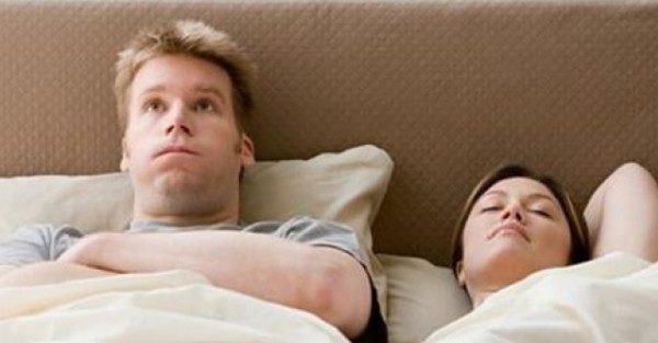 دراسة علمية : النوم بجوار زوجتك يجعلك "غبي" !