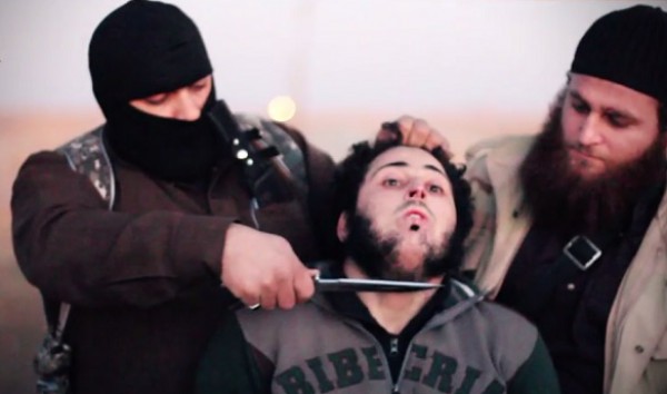 ‏بالصور: داعش يذبح "عميلاً" مدعيا أنه اعترف بارتباطه بالمخابرات الأردنية