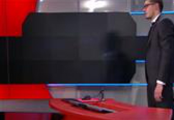 مسلح يقتحم استوديو الأخبار.. شاهد ماذا حصل