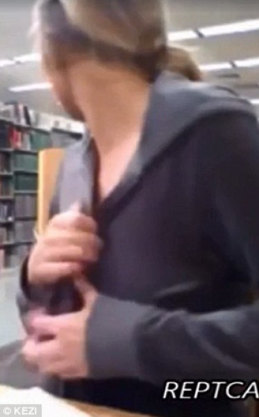 بالفيديو: القبض على فتاة صورت 31 دقيقة فيلم إباحي بمكتبة جامعة أمريكية