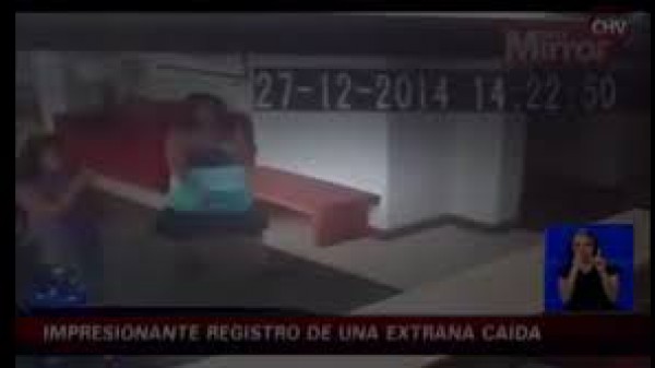 بالفيديو: "شبح" يلكم امرأة تشيلية ويوقعها أرضاً