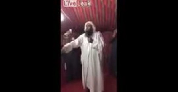 شيخ سعودي يحطم آلتين موسيقيتين أثناء خطبة له