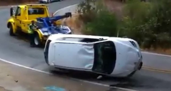 بعد رفع السيارة ..شاهد ماذا حصل مع موظفي قطاع المرور السويدي