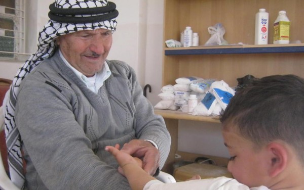 المُجبر العربي "أبو ابراهيم الجلبوني" خبرة تضاهي اليوبيل الفضي في علاج الكسور.