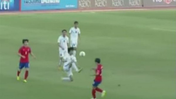 لاعب كرة قدم يصاب بالضربة القاضية