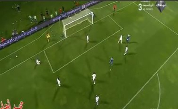لاعب يمشي على يديه داخل الملعب