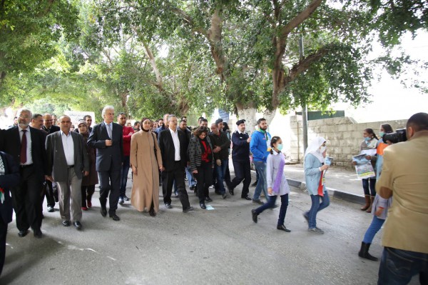 طالبات طولكرم ينظمن سلسة بشرية ضد مصانع جيشوري ضمن حملة صرخة طفولة لا لجيشوري