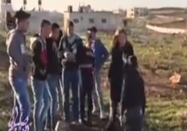 "ريهام سعيد" وسط اطفال فلسطين وهم يطاردون مدرعات الإحتلال بالحجارة