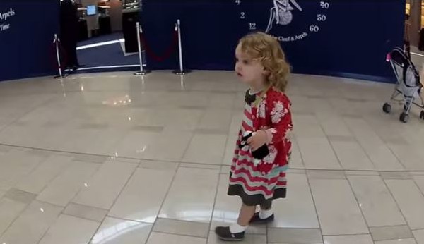 ردة فعل طفلة أميركية عند سماع الأذان في دبي