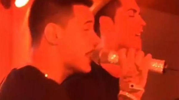 نجم ريال مدريد كريستيانو رونالدو يغني في أحد الملاهي الليلية عقب خسارة فريقه أمام أتلتيكو مدريد