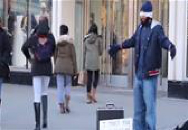 شاب مسلم يحاول تحسين صورة الإسلام في أمريكا على طريقته
