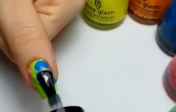 طريقة غريبة لطلاء الأظافر بشكل عصري