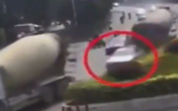 فيديو مرعب.. سحق سيارة بين شاحنتين لنقل الأسمنت