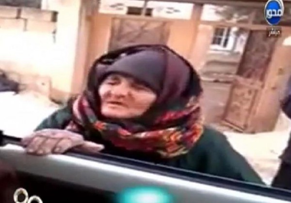 عجوز تدعو عناصر من تنظيم داعش للعودة إلي الله وتذكرهم بأيات قرآنية
