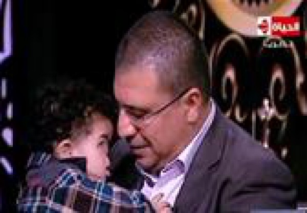 شاهد انسجام الطفل المولود بلا أنف وبلا أعين اثناء سماعه القرآن الكريم