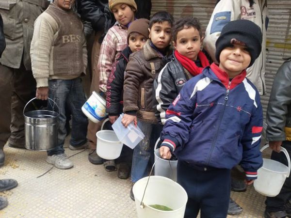 النازحون عن اليرموك يطالبون بالعودة إليه وتحييده والأمن السوري يعتقل فلسطيني