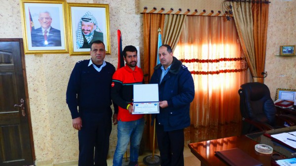 الشرطة تكرم مواطنا لأمانته بطوباس