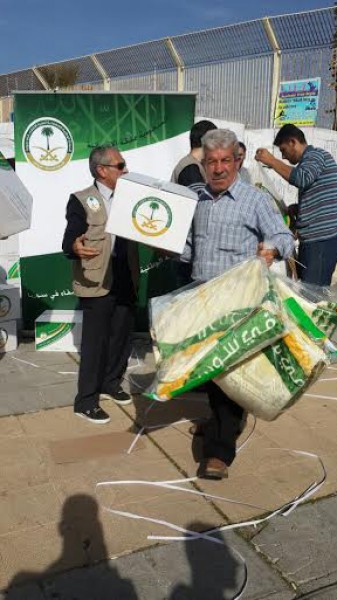 الحملة الوطنية السعودية توزع 32 الف قطعة شتوية على الأشقاء اللاجئين السوريين في منطقة صيدا جنوب لبنان