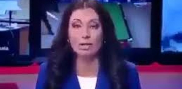 مذيعة تقدم النشرة بسرعه البرق