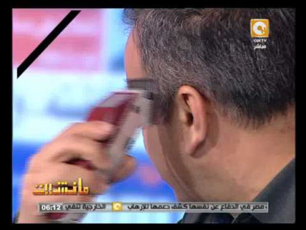 اعلامي مصري يحلق شعره على الهواء سخرية من وزير التعليم
