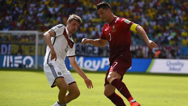 توماس مولر يسخر من كريستيانو رونالدو في تدريبات بايرن ميونيخ