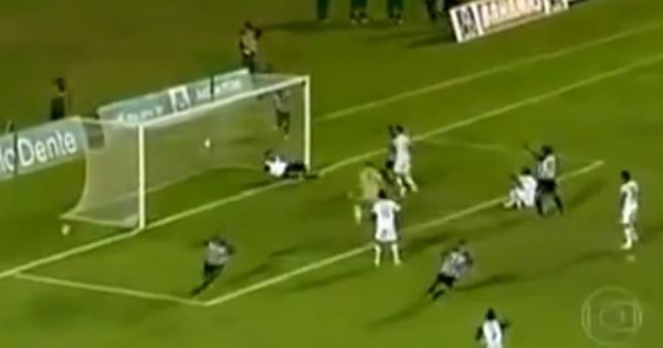 مسعف برازيلي يمنع مرمى فريقه من إستقبال هدف بشكل غريب