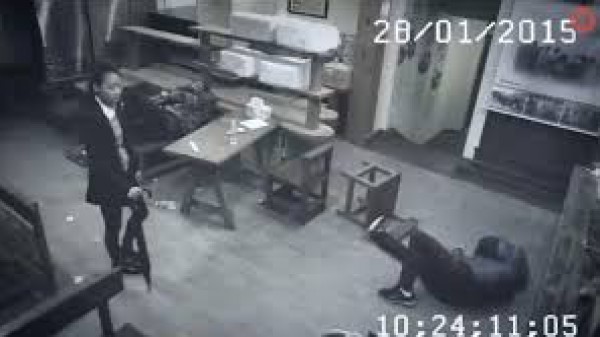 فتاة تلقن 3 شبان درسا قاسيا في ثوانٍ معدودات