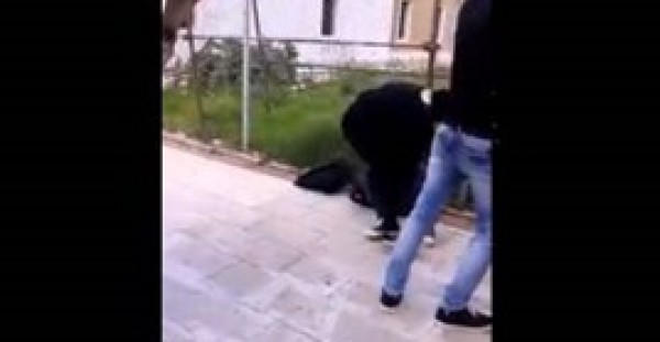 "شجار" بين فتاتين أمام مدرسة لبنانية