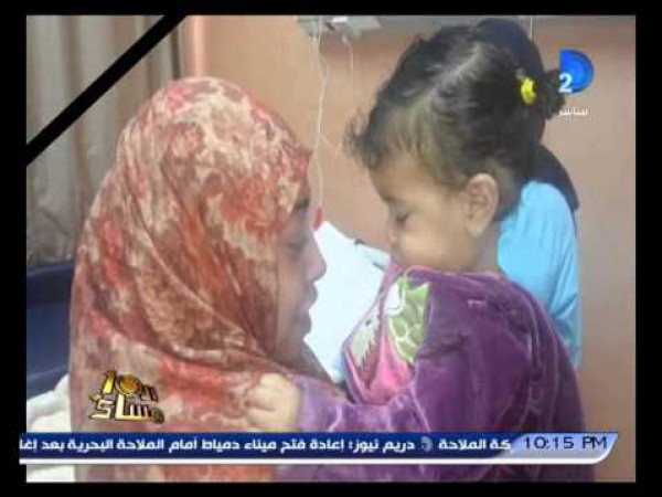 اللقاء الأول بين الطفلة الملقاة بصندوق "الزبالة" ووالدتها