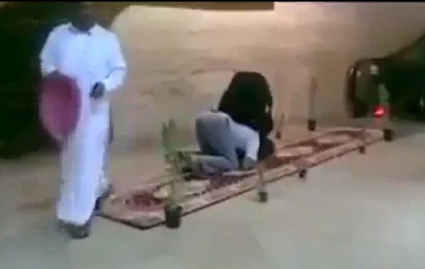 شاهد كيف إستقبل شاب يمني والدته في مطار السويد