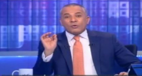 أحمد موسي يعرض صورة ساخرة لأمير قطر ووالدته