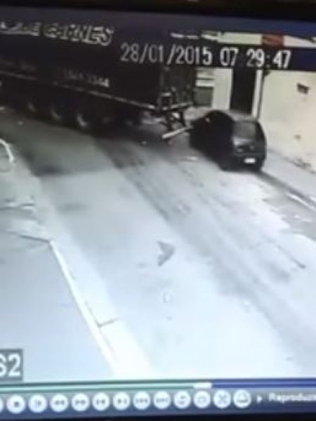شاحنة تسحب سيارة علقت بها