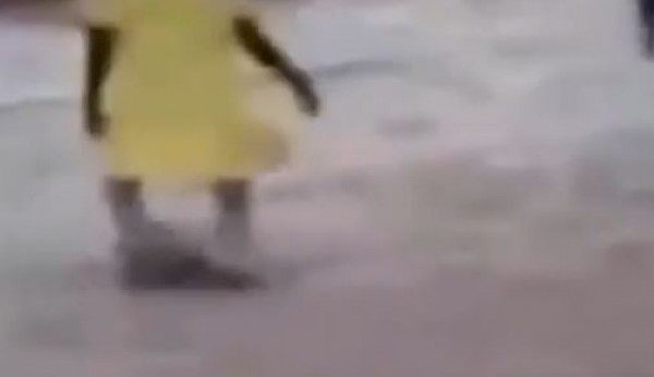 طفلة صغيرة تمتلك مهارات نجوم كرة القدم‎