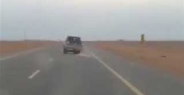 سيارة تسير بإطار منفجر على الطريق في السعودية