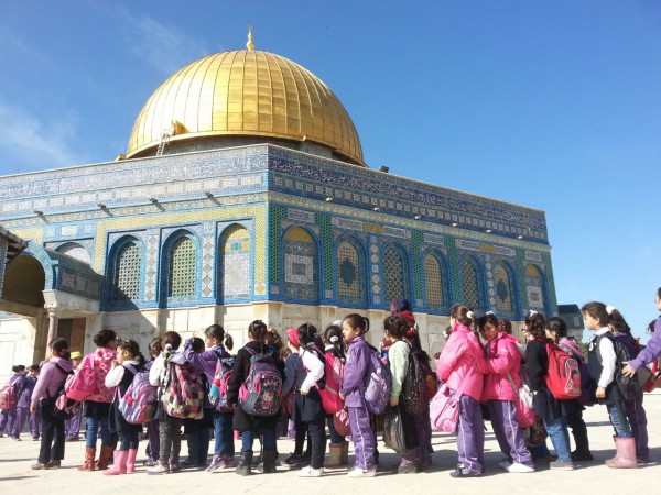 مئات الأطفال يعمرون المسجد الأقصى والمصلون يتلون سورة "الكافرون" في وجه المقتحمين