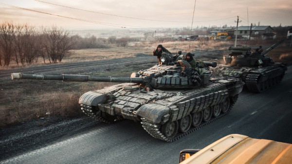 كييف: العسكريون الأوكرانيون باشروا بسحب الأسلحة الثقيلة