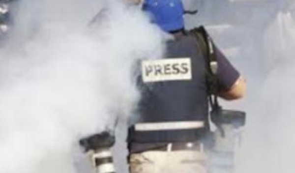 اصابة مصور صحفي بقنبلة غاز والعشرات بحالات اختناق خلال قمع الاحتلال لمسيرة كفر قدوم الاسبوعية