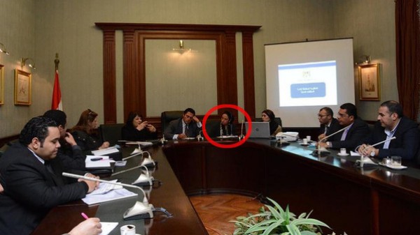 زوجة مسؤول مصري لا تفارقه في مقر عمله بسبب "الغيرة"