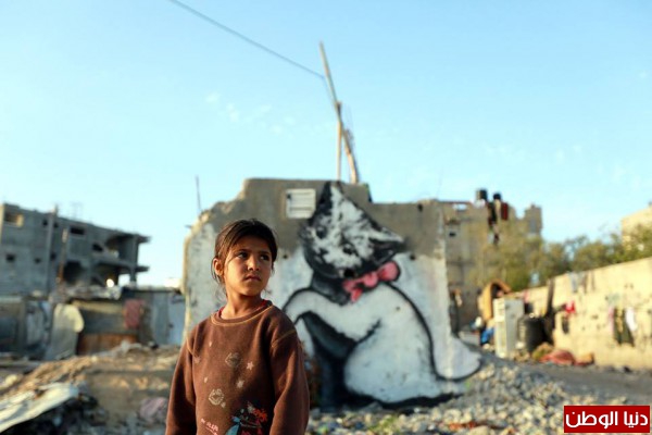 ترك رسوماته على المنازل المدمرة..بالصور والفيديو: الجرافيتي بانكسي يدخل غزة عبر الأنفاق