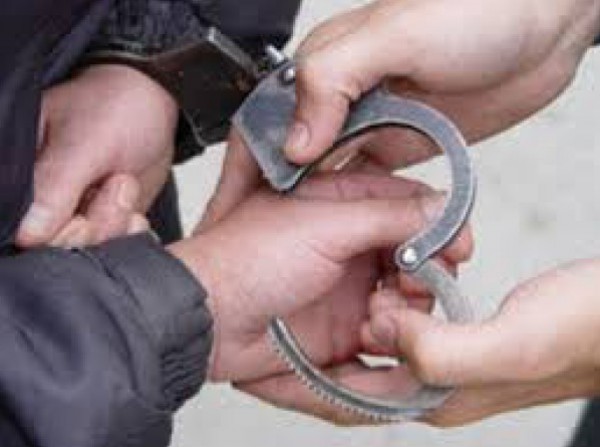 الشرطة تقبض على شخص لحيازة وتعاطي مواد مخدرة بنابلس