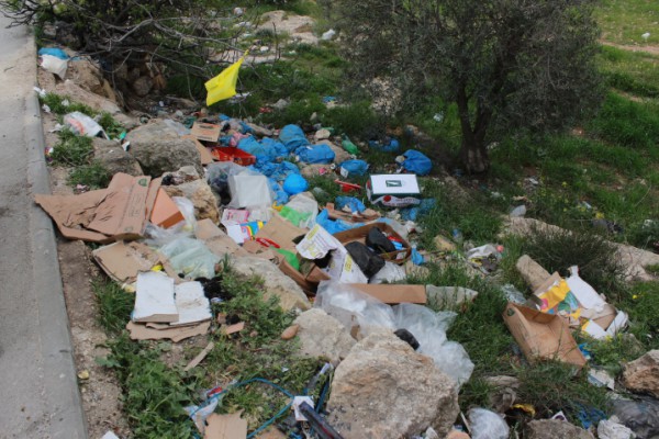 يطا: الاحتلال يستمر في احتجاز آليات جمع النفايات