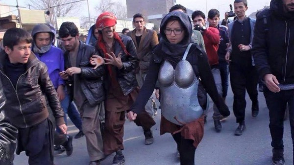 بالصور.. هكذا حمت فتاة أفغانية نفسها من المتحرشين